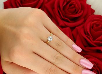 Elegancki pierścionek z żółtego i białego złota 585, z diamentem 0,18 ct, barwa H, czystość SI. Model R55116YW, waga 2,10 g. Certyfikat autentyczności w zestawie.2.jpg